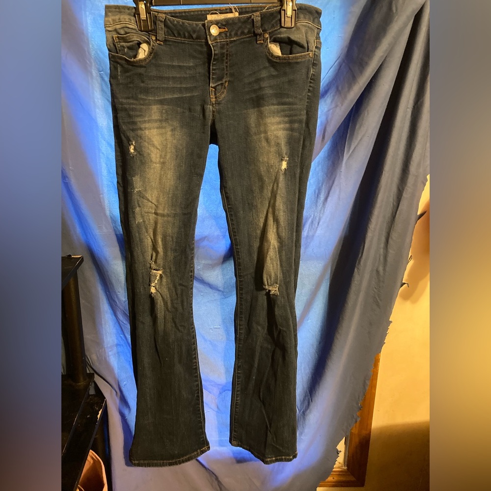Ladies’ distressed jeans with plain pockets